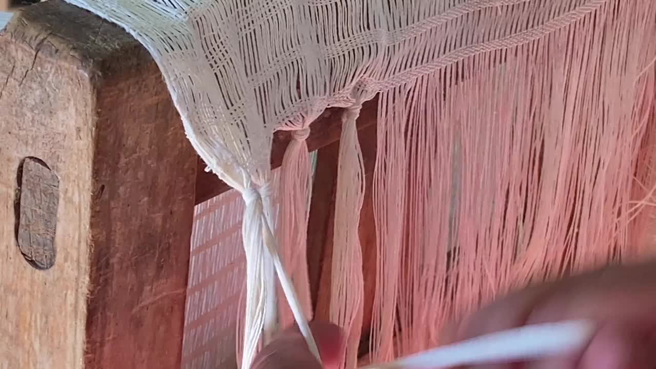 女人在一个开放的编织织物上打结，特写视频下载