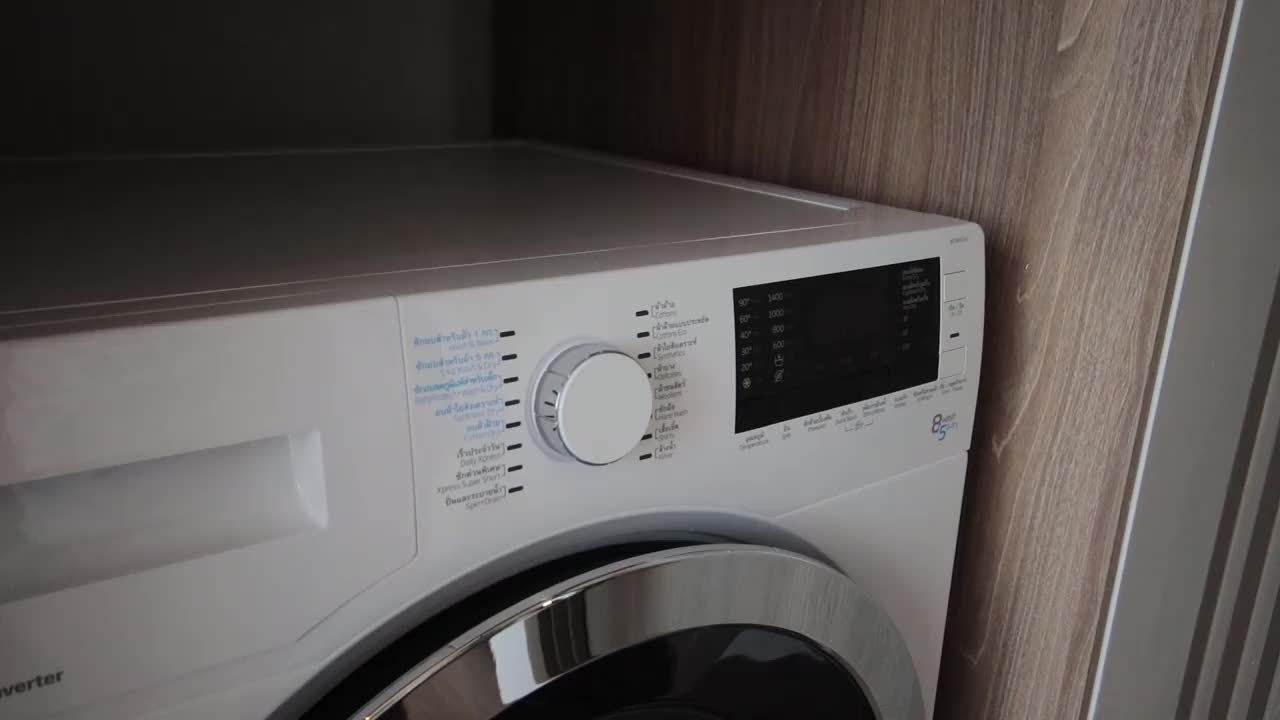 打开屋里的洗衣机。视频下载