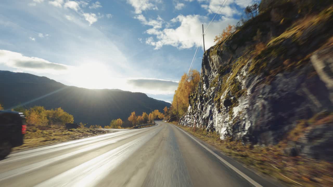 POV汽车行驶在挪威峡湾:户外秋天视频下载