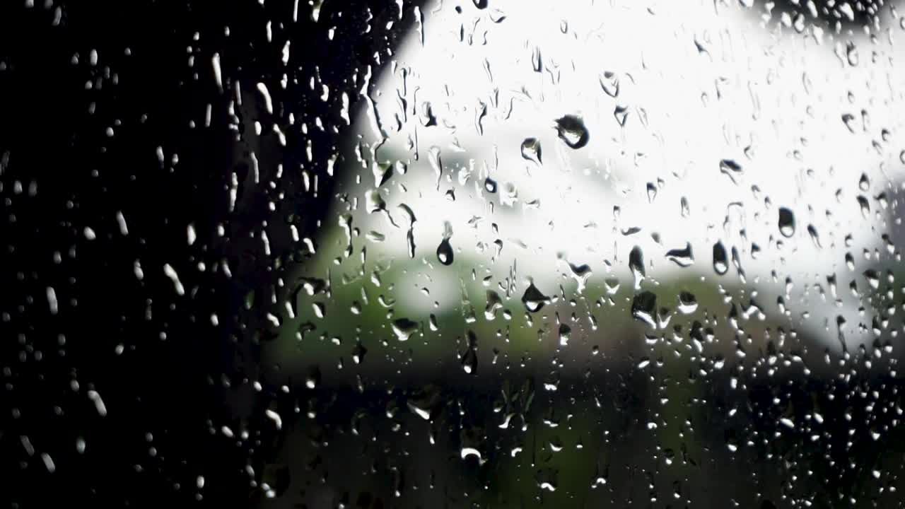 雨滴在窗口视频素材
