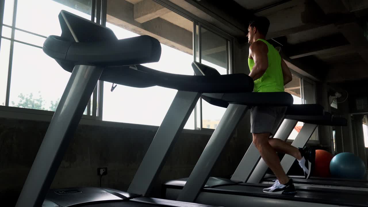 健康男性健身运动跑步机视频下载