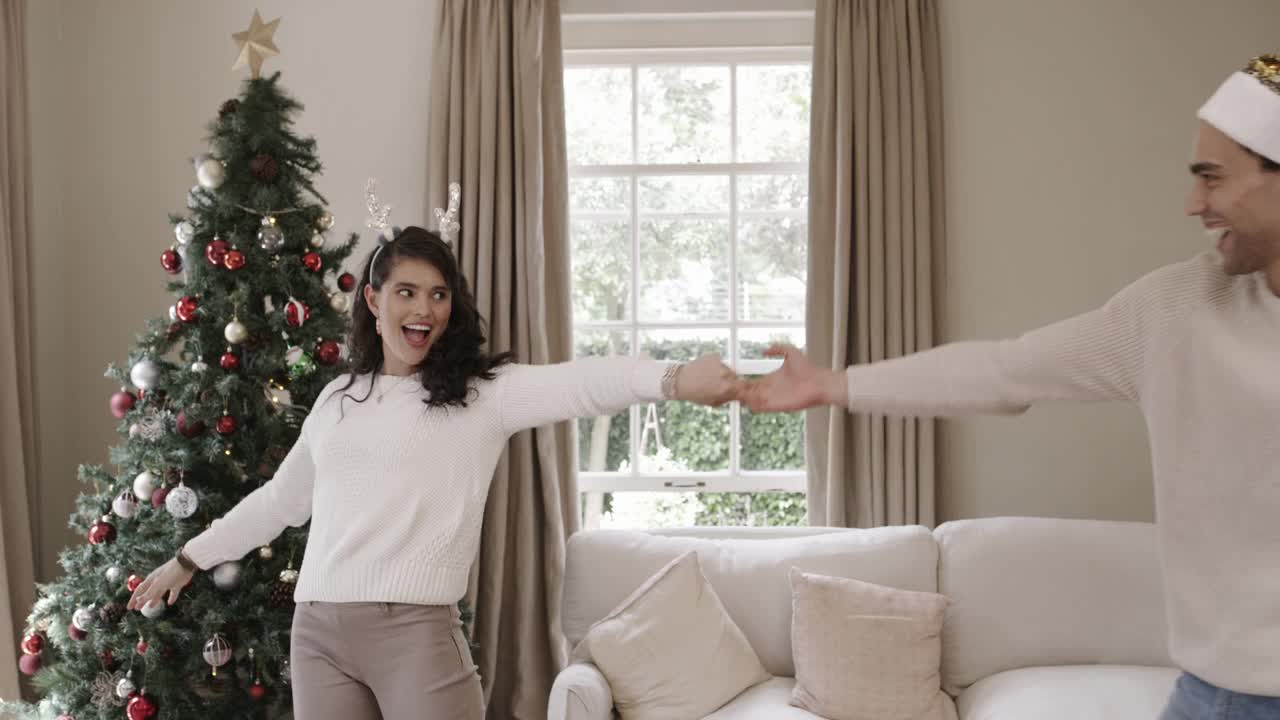 4k视频显示一对年轻夫妇在家里的休息室跳舞视频素材