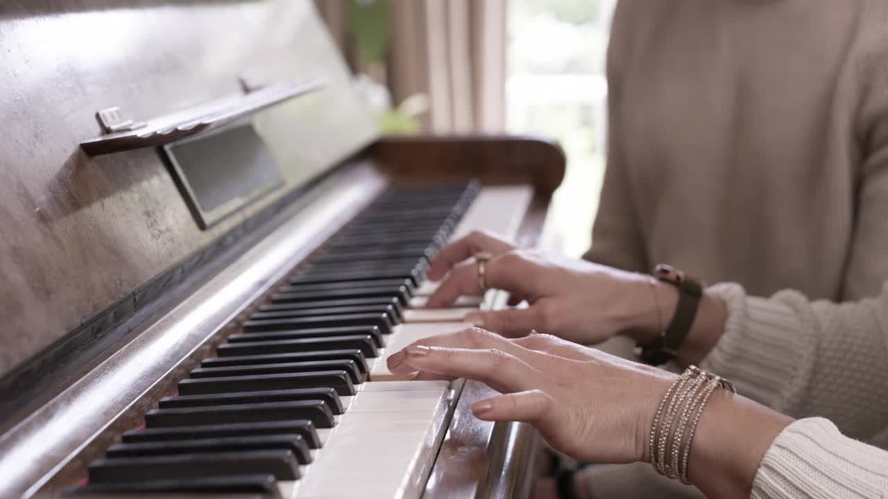 4k视频记录了一对年轻夫妇在家边弹钢琴边唱圣诞颂歌的画面视频素材