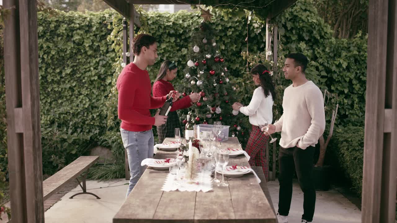 一群朋友一起在家庆祝圣诞节的4k视频片段视频素材