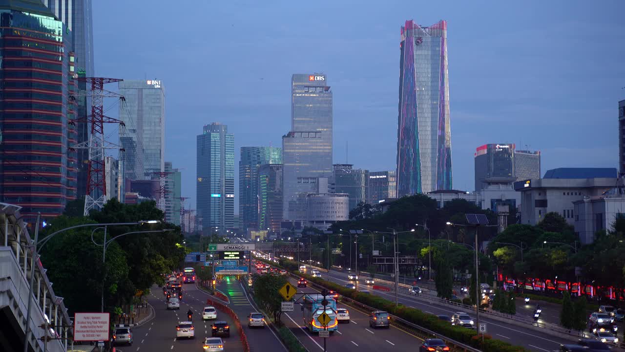 印度尼西亚雅加达商业区中心高速公路上的交通视频素材