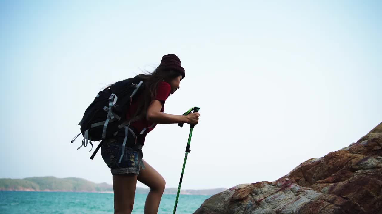 亚洲女子爬山。视频素材