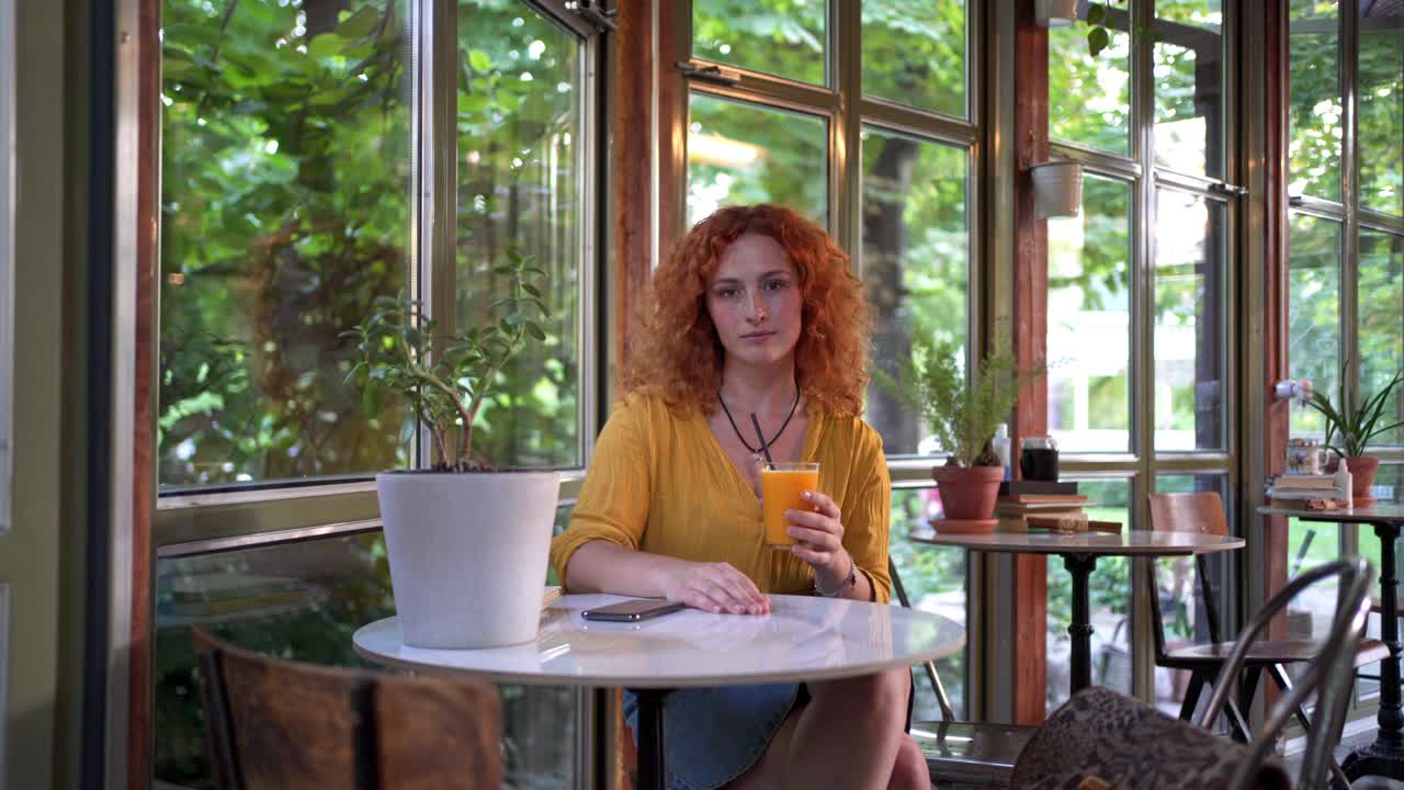 没有什么比在宁静的咖啡馆里喝新鲜的橙汁更好的方式来开始你的一天了视频素材
