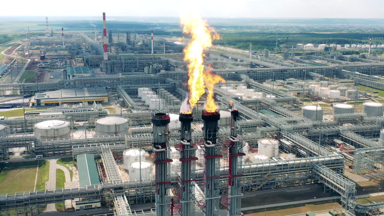 炼油厂的管道在燃烧气体视频素材