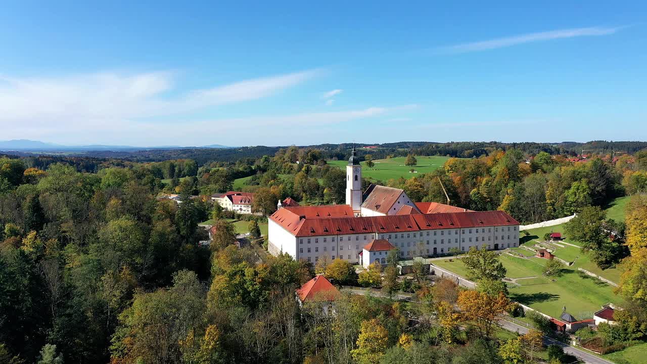 一个修道院的鸟瞰图，慈幼会姐妹修道院，迪特拉姆赛尔视频下载