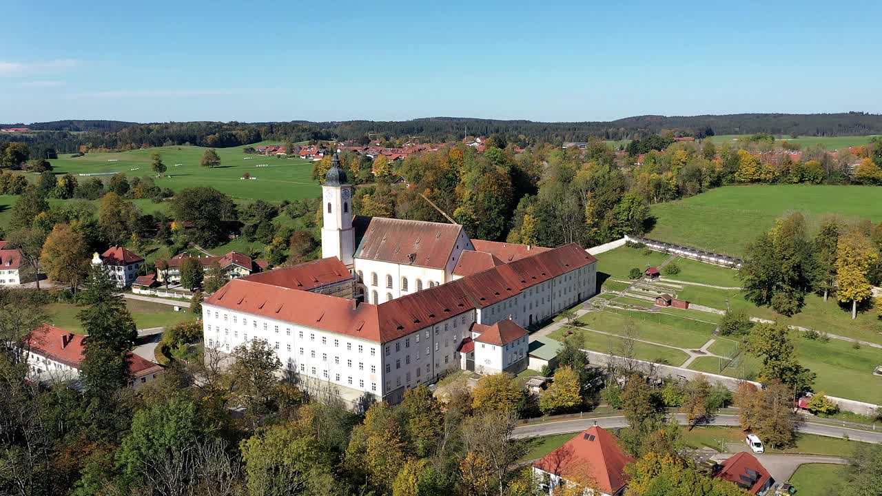 一个修道院的鸟瞰图，慈幼会姐妹修道院，迪特拉姆赛尔视频下载
