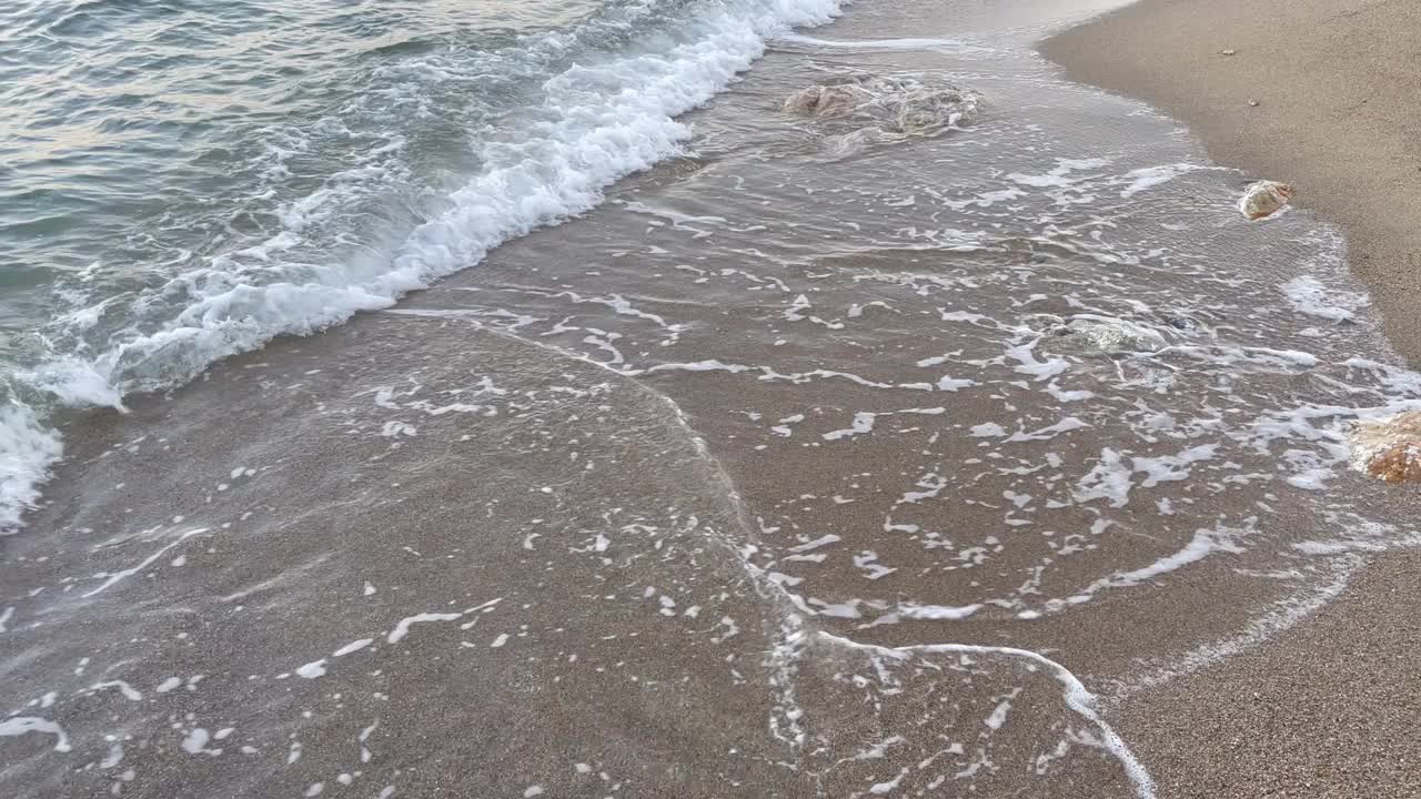夏天的海边，沙滩和海浪。视频素材
