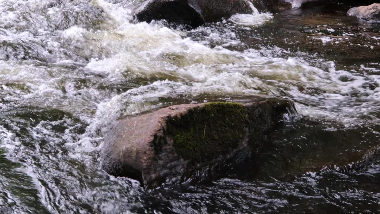 沃特福德，缅因州-弯曲的河流在夏天流动视频下载