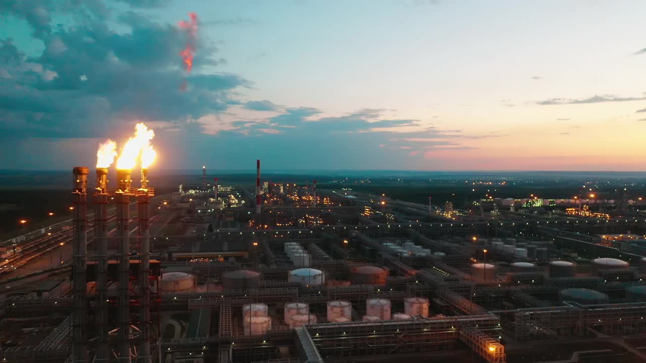日落时的炼油厂视频素材