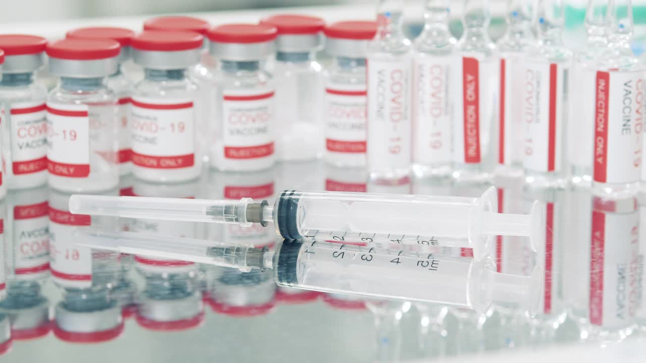抗冠状病毒疫苗和注射器的特写镜头视频素材