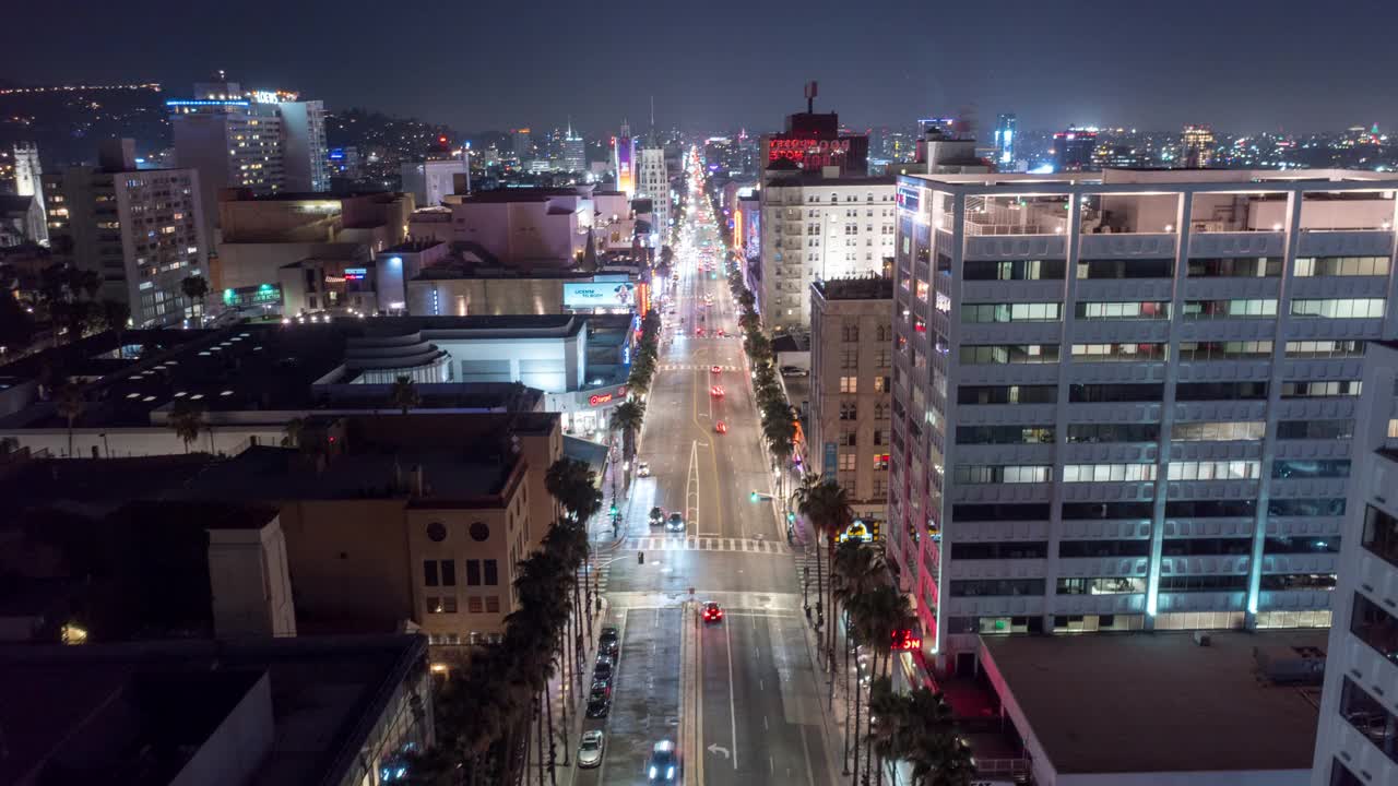 好莱坞大道夜间的空中超视距视频素材