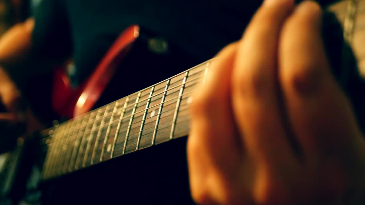 玩电吉他。视频素材