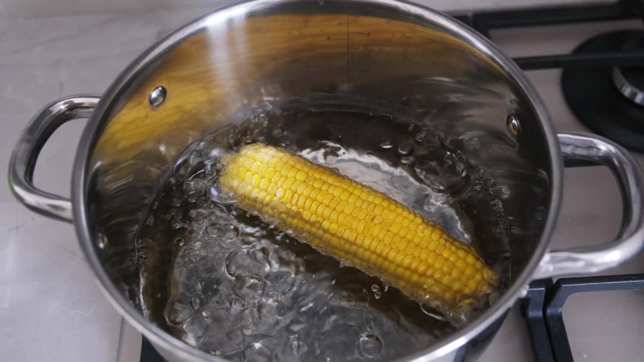 玉米在平底锅里煮。视频素材