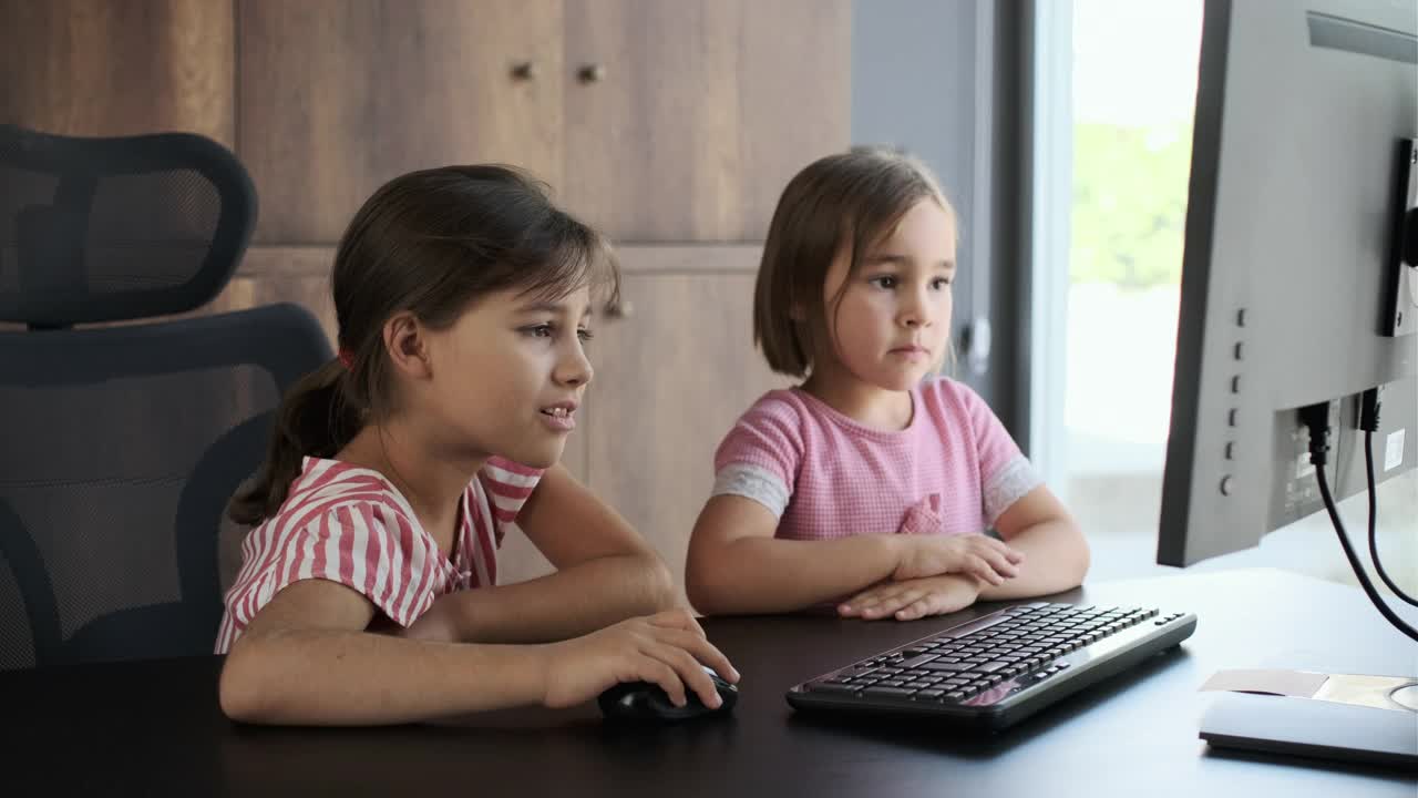 姐妹们使用电脑，接触到她们不允许接触的内容。视频下载