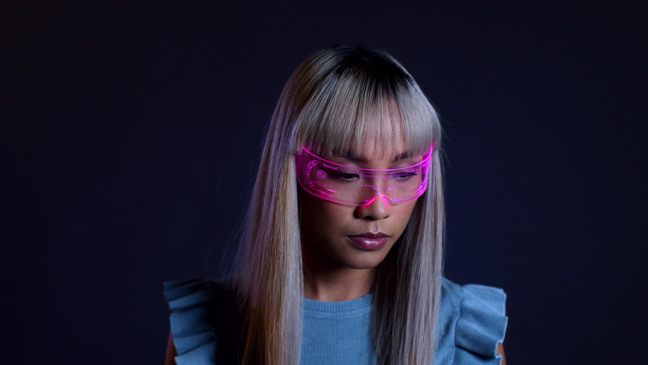 年轻女子戴着未来派的光治疗眼镜视频下载