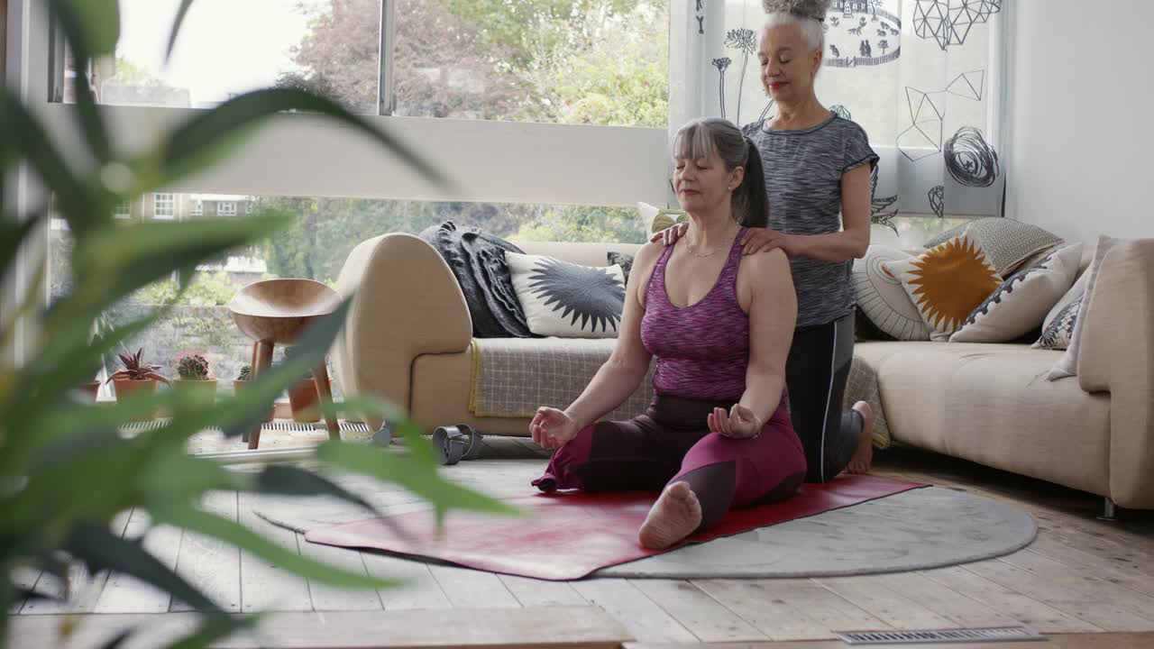 两个女人在家里做放松瑜伽视频素材