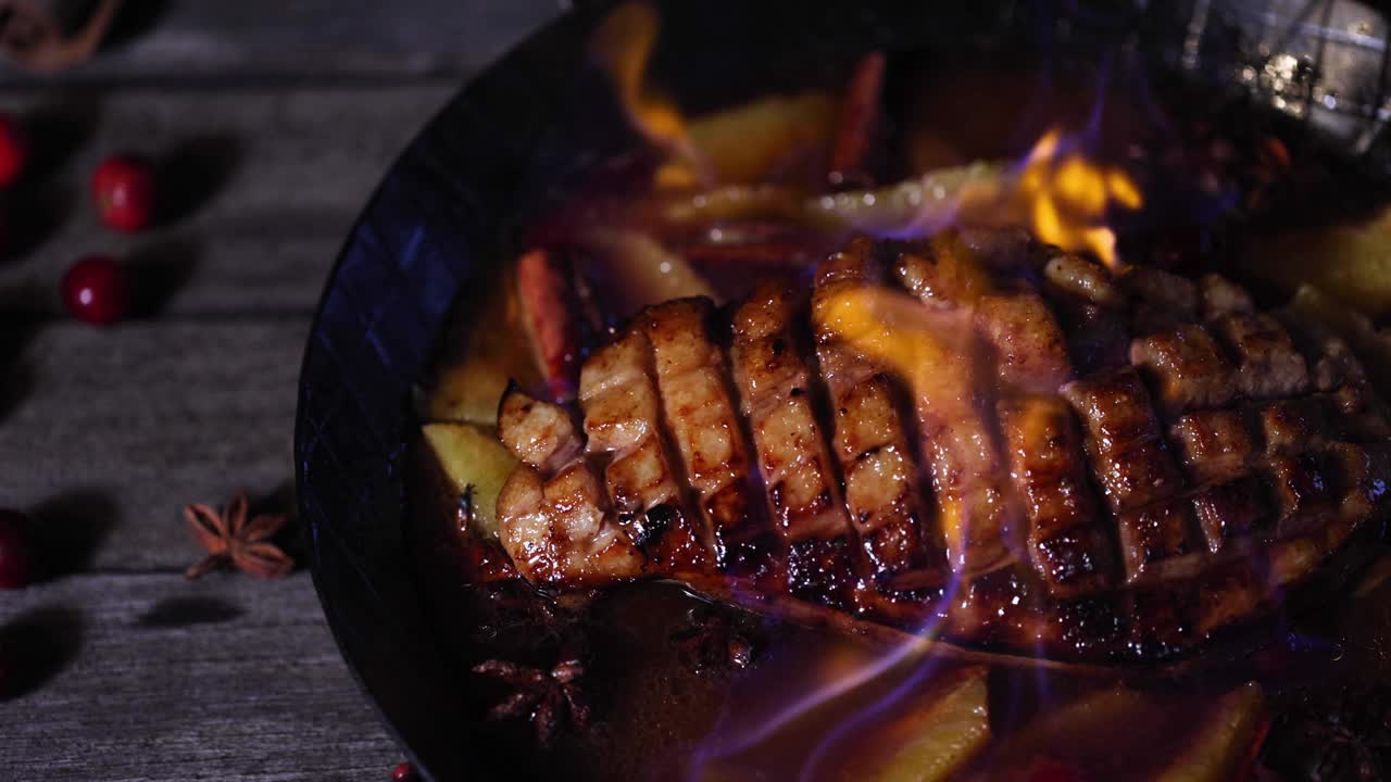 烧鸭胸肉和蔬菜在锅里咝咝作响视频下载