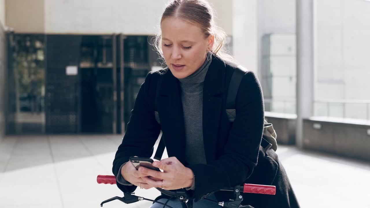 倚靠在自行车上，用智能手机发短信的女人视频素材