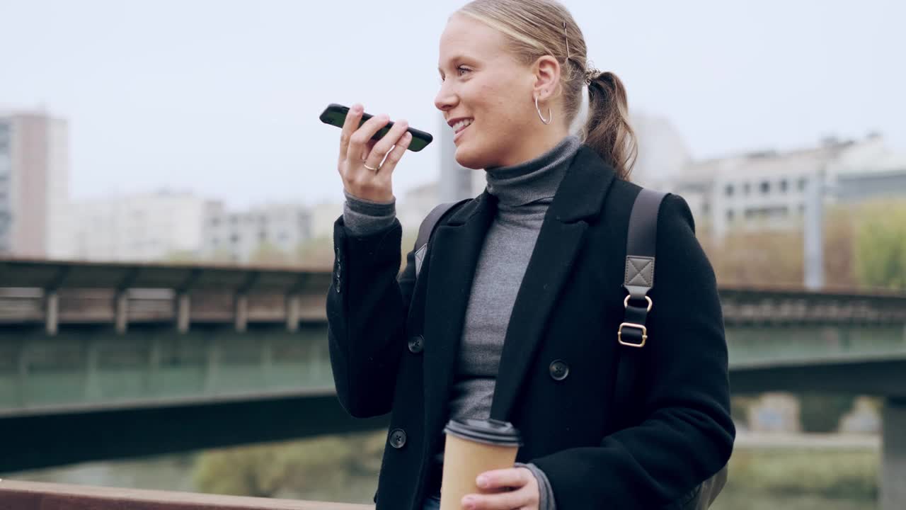 女人拿着一杯咖啡，对着智能手机说话视频下载