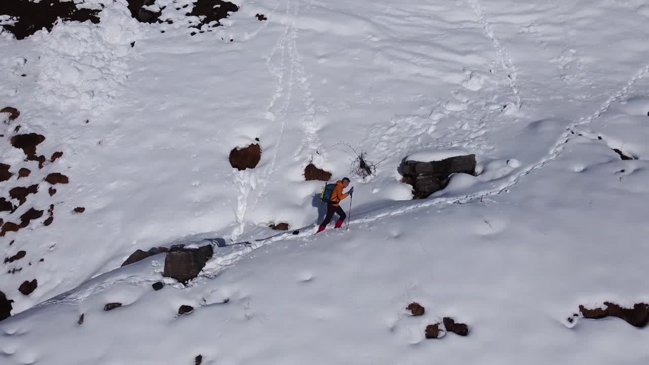 徒步旅行者穿过雪山，向镜头挥手视频下载