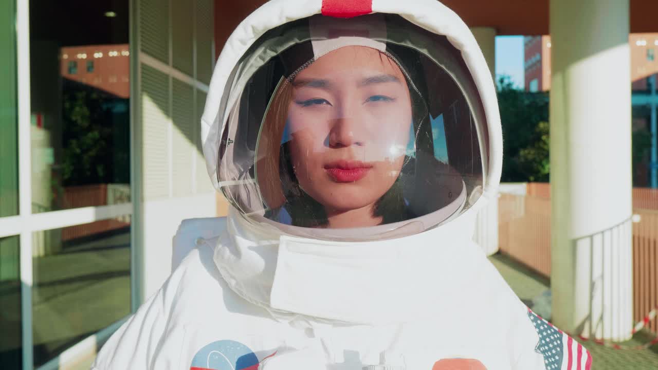 亚洲宇航员透过头盔面罩的特写镜头视频下载