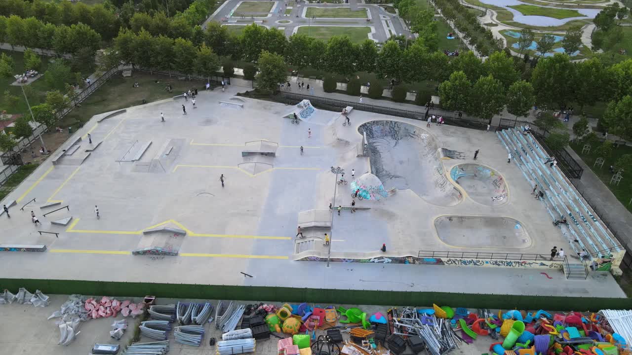 无人机观察滑板公园儿童交通视频下载