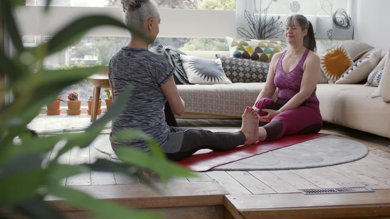 两个成年妇女在家练瑜伽视频下载