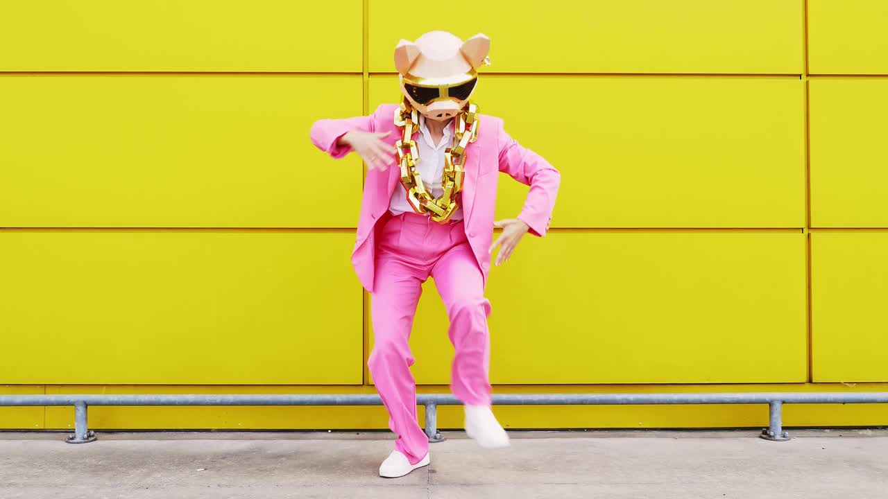 酷酷的富猪带着金链在黄墙前跳舞视频下载