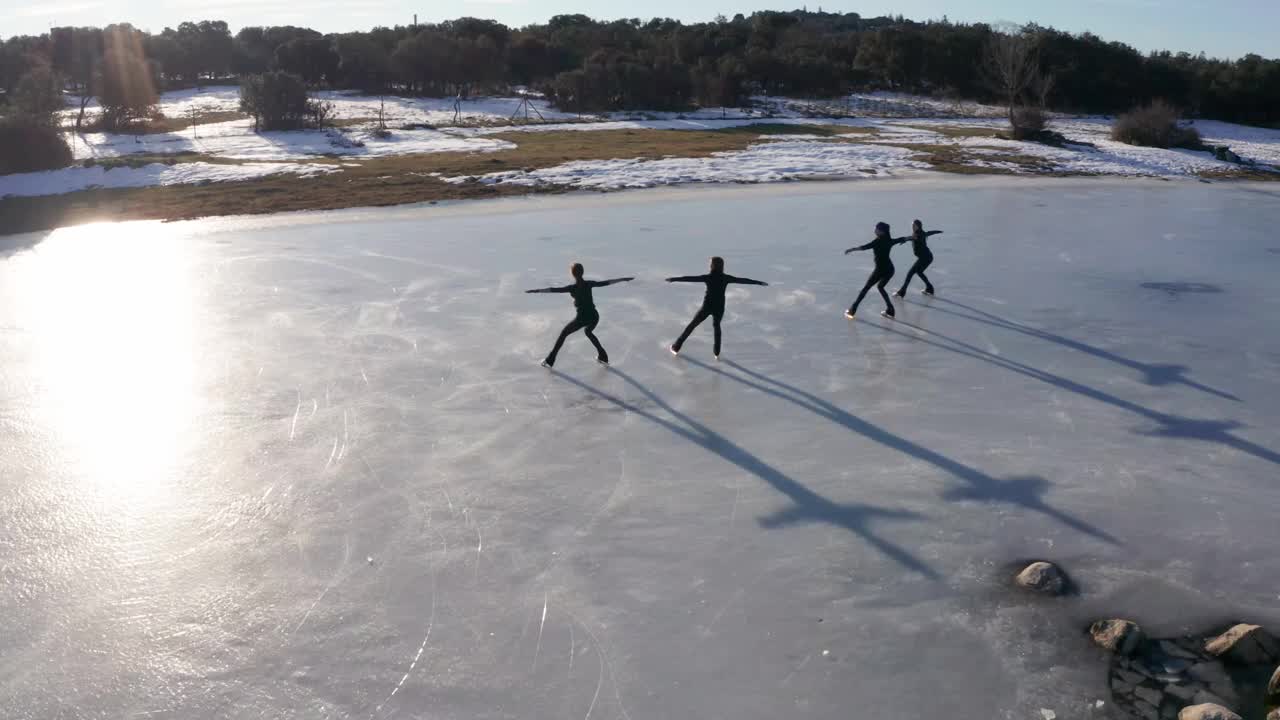 一群年轻女子在结冰的湖面上花样滑冰视频下载