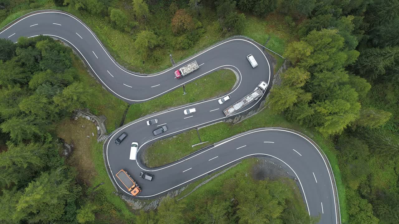 瑞士马洛贾隘口蜿蜒的道路上有发夹和交通视频下载