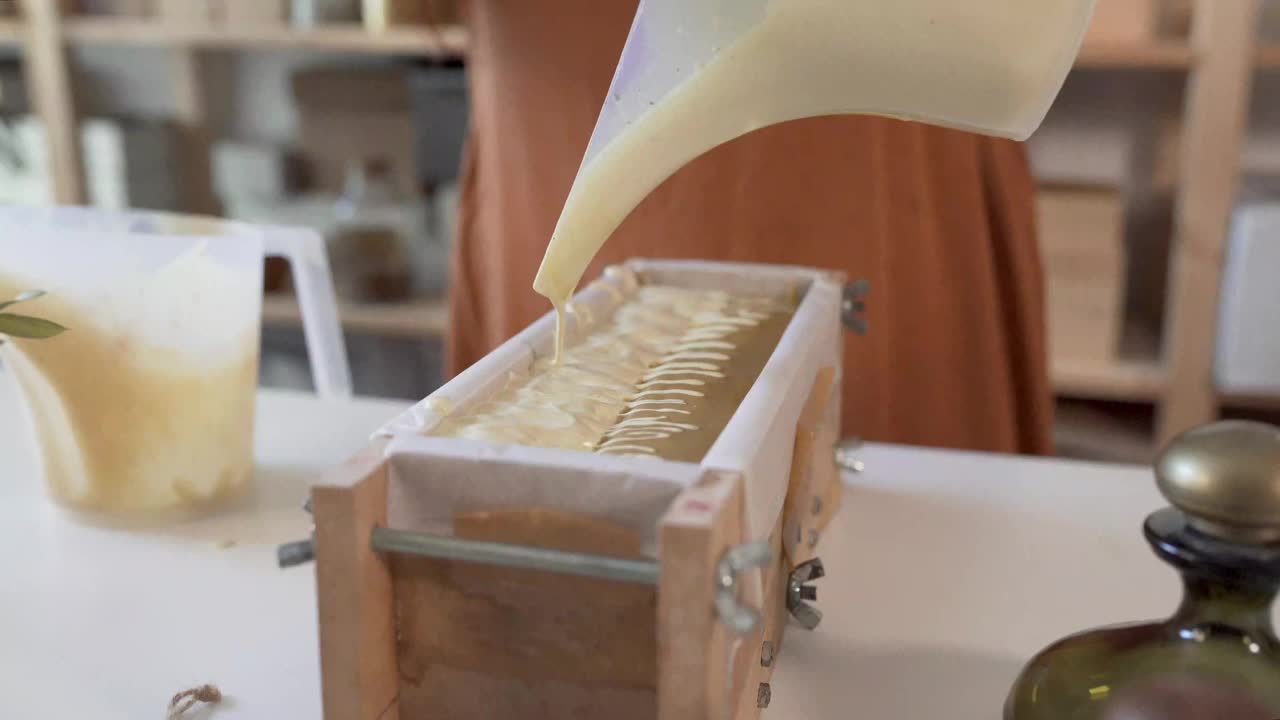 在手工制造中，液体肥皂被倒入模具中视频下载
