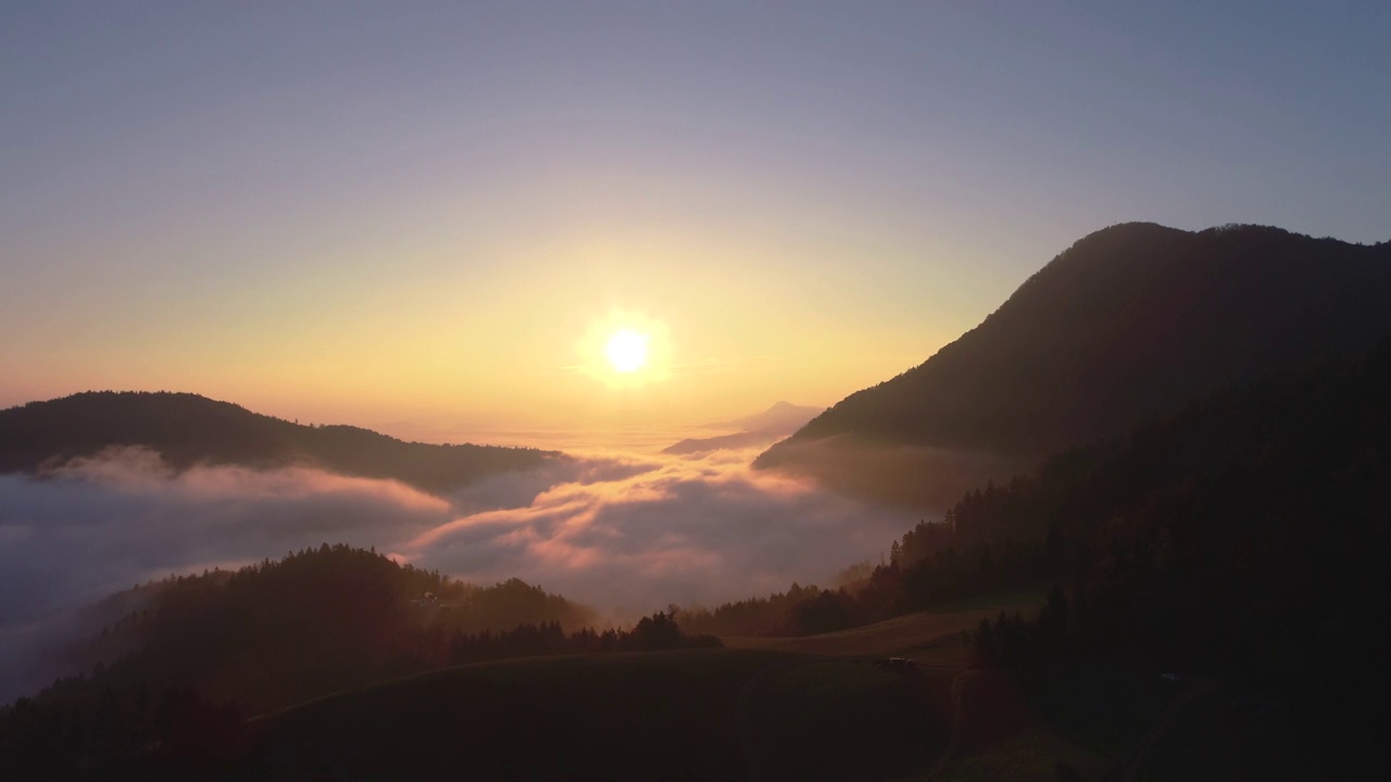 日出和雾之上的山峰和小山，森林，斯洛文尼亚，鸟瞰图视频素材