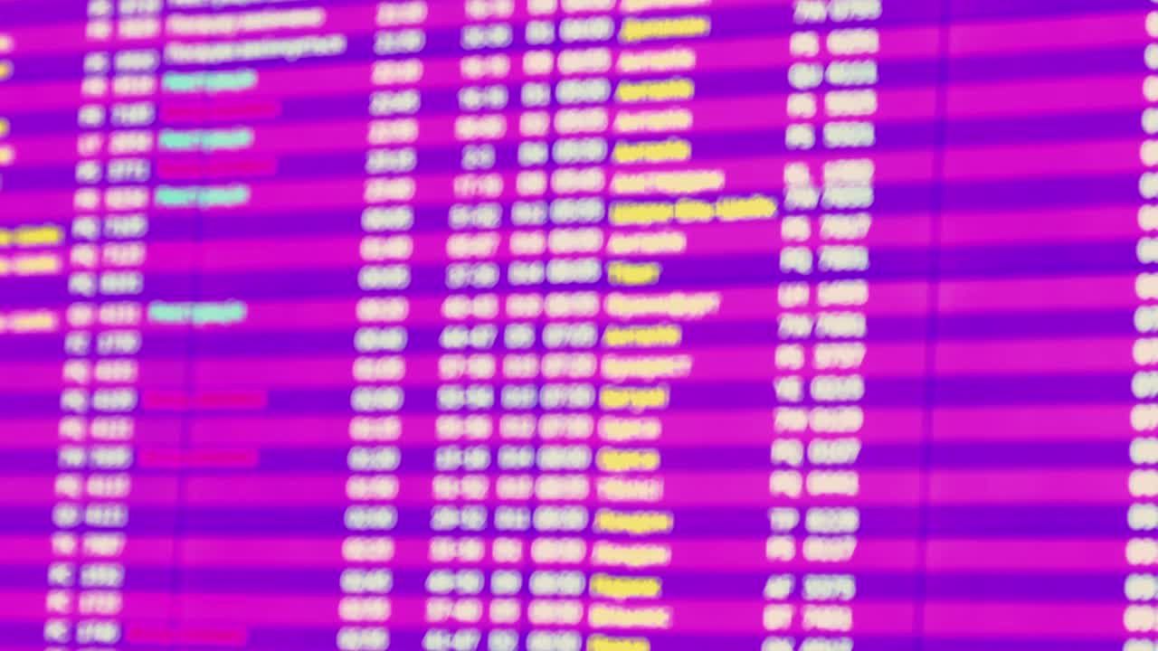 散焦飞机航班时刻表到达和离开的时间表在新的现代机场终端离场板显示航班信息视频素材