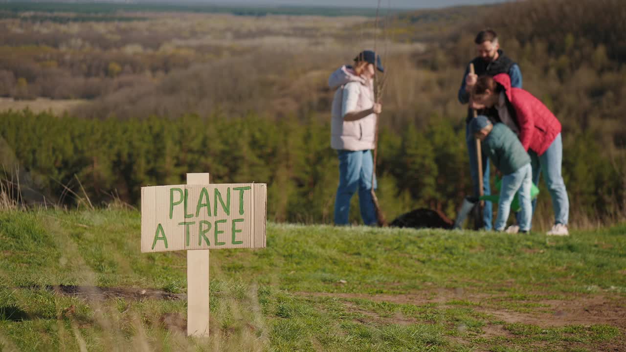 在种树家庭的背景上写有“种树”的标语视频下载