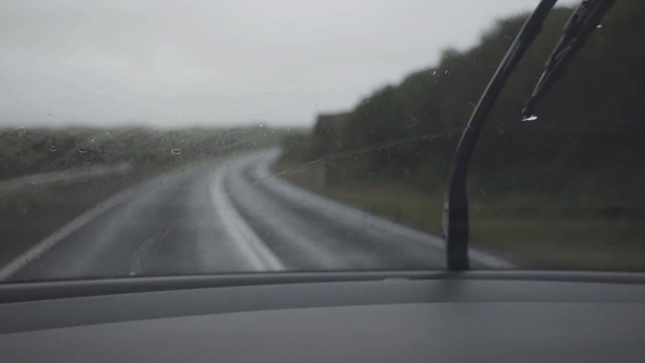 下雨天，汽车开着POV视频下载