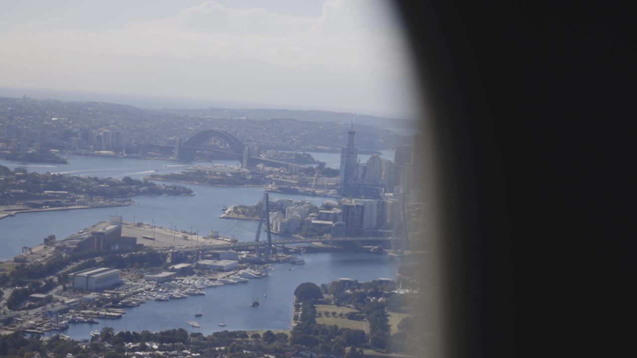 从飞机窗户看飞机机翼的云图视频下载