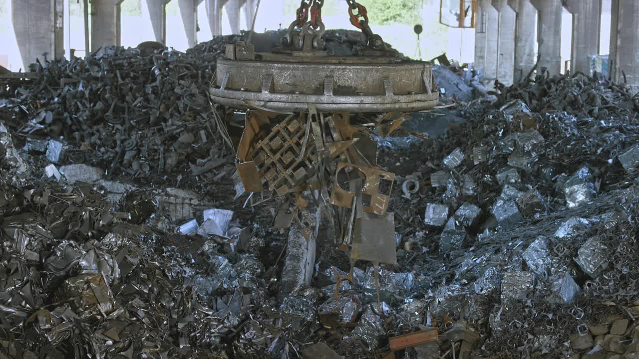 CS工业磁铁将废金属带到碎纸机并释放它视频素材