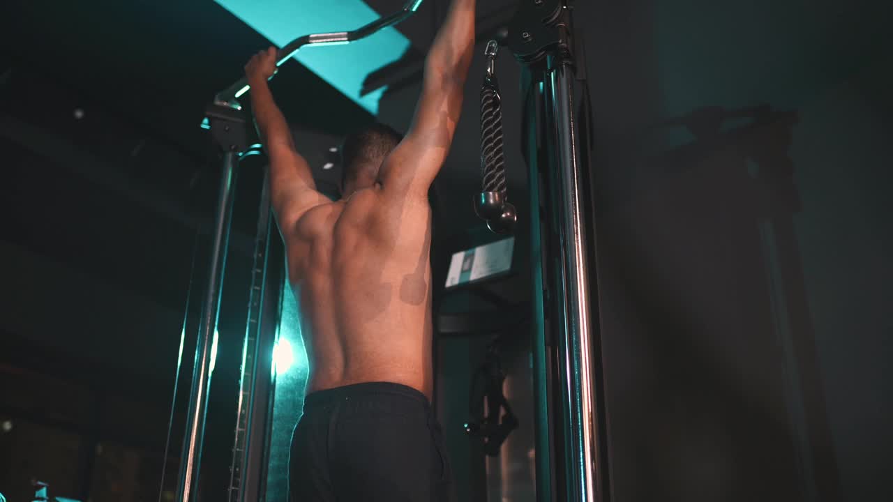 亚洲华人大男子主义赤膊男子紧握健身房酒吧引体向上后视镜力量训练视频下载