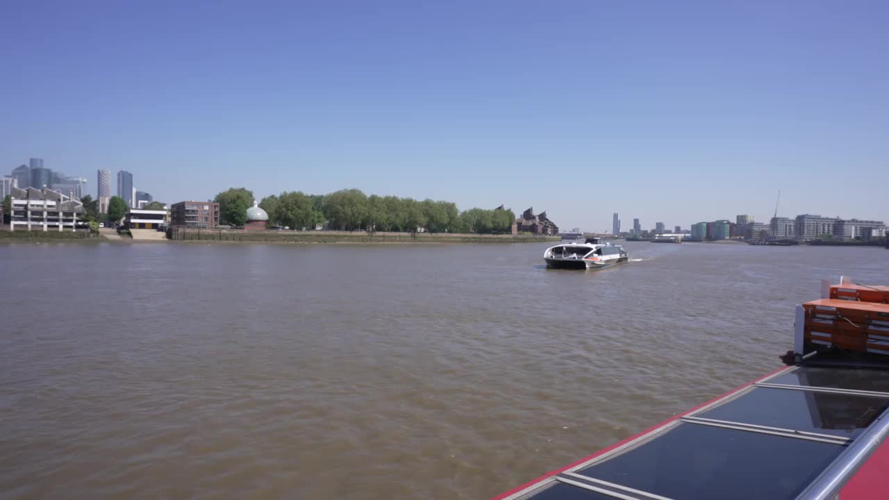英国，伦敦，格林威治码头，泰晤士河畔游船上的优步客船，英国，欧洲视频素材