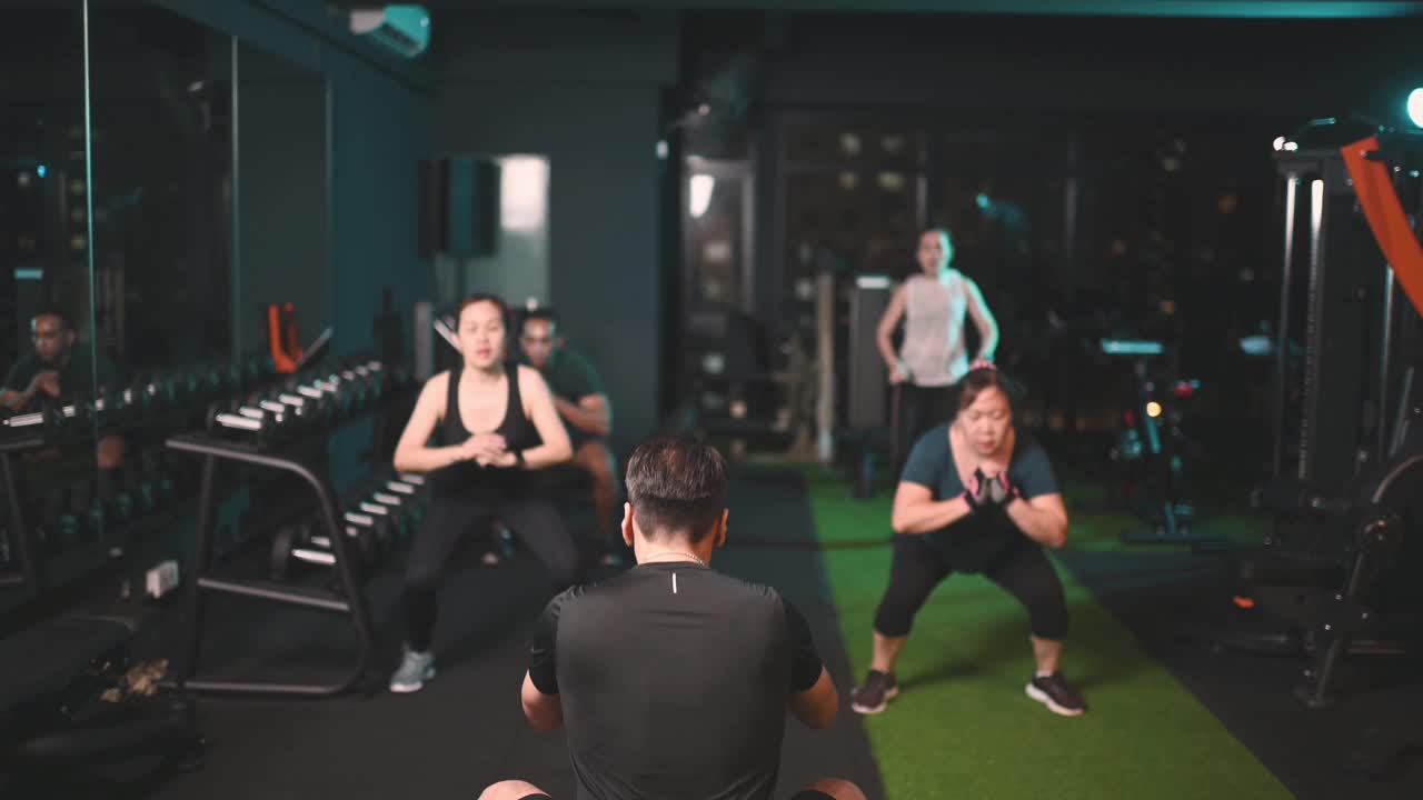 亚洲华人身体积极女性参加健身俱乐部的健身运动训练课程视频下载