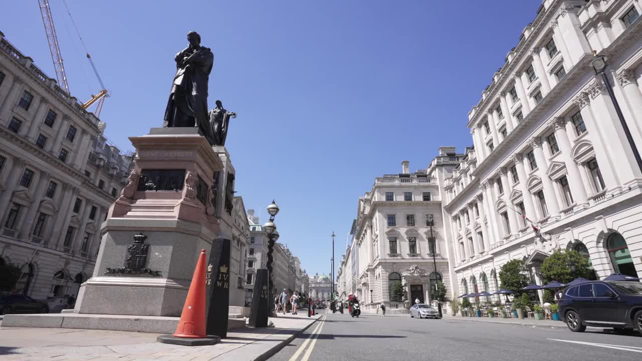 建筑和雕像滑铁卢广场，伦敦，英国，英国，欧洲视频下载