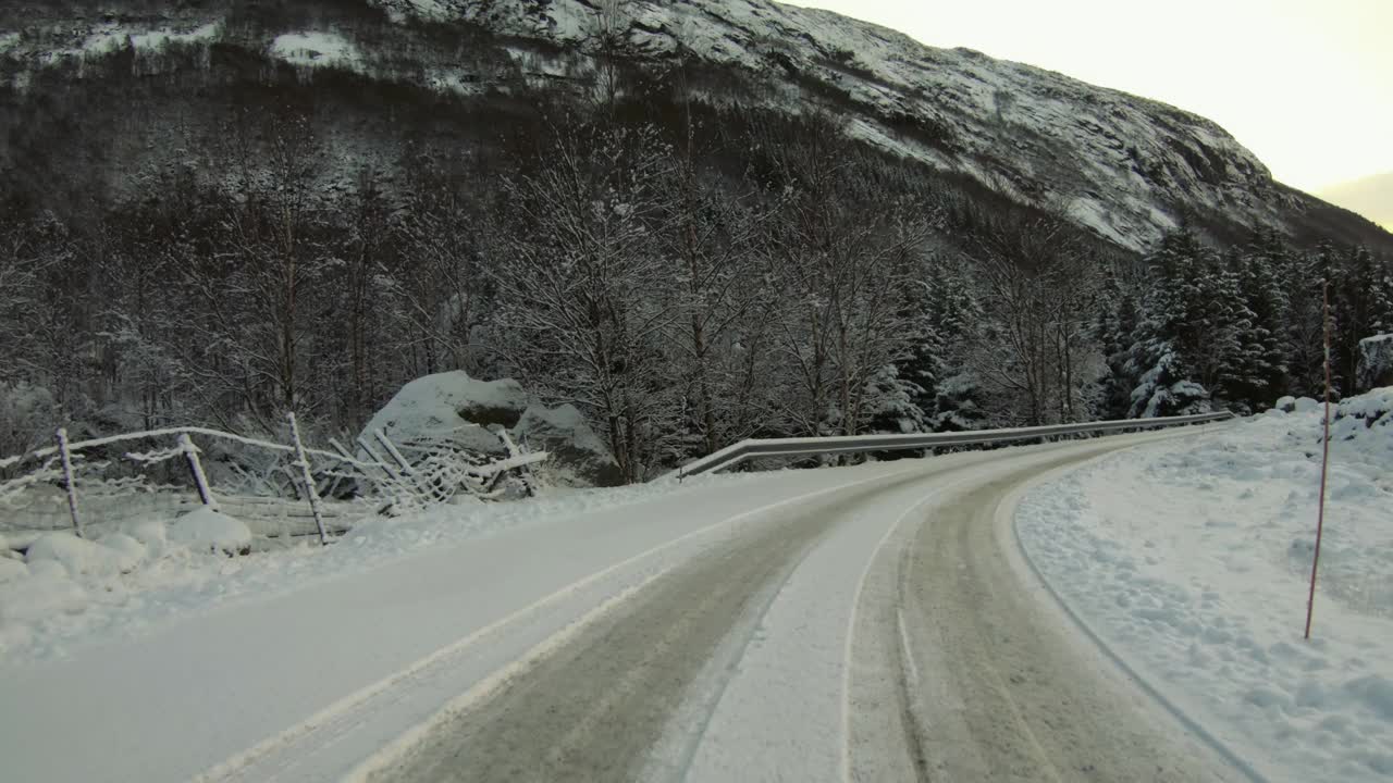 POV汽车在雪中行驶:在挪威的山口视频下载