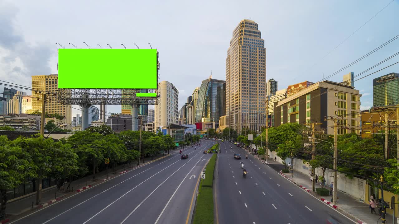曼谷商业区的建筑物和汽车道的时间推移的交通。在绿色屏幕上设置的指示牌横幅。视频下载
