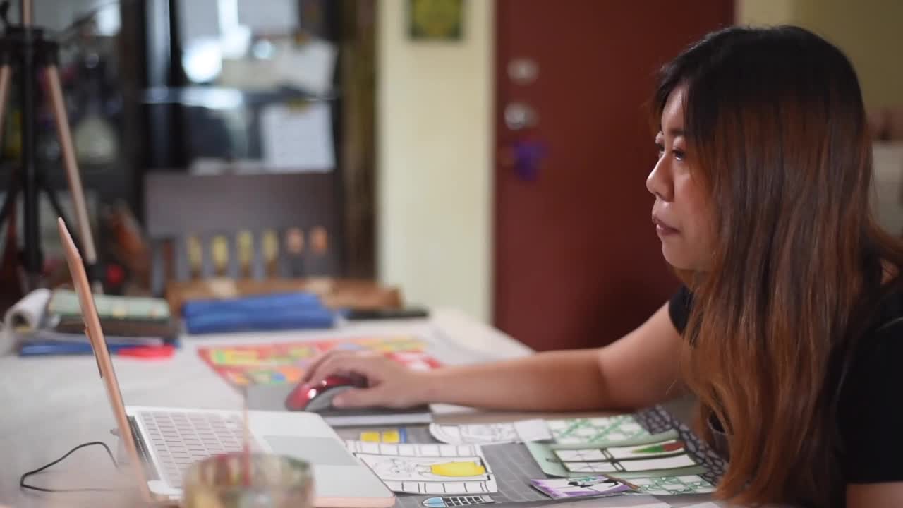 亚洲华裔女教师在家里教在线艺术课程视频素材