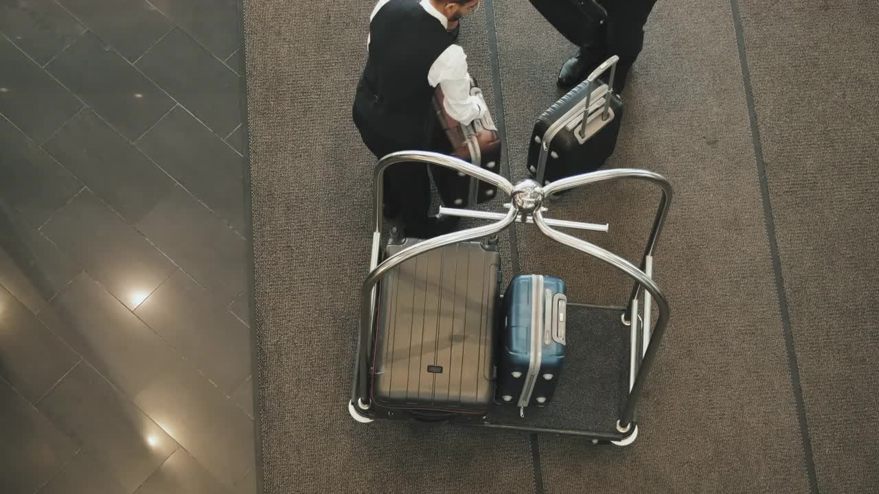 旅客把行李交给大堂服务员视频下载