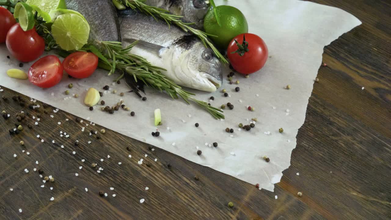 鱼。新鲜海鲈鱼，葱，青柠，蒜瓣，迷迭香，调味料。4 k视频下载
